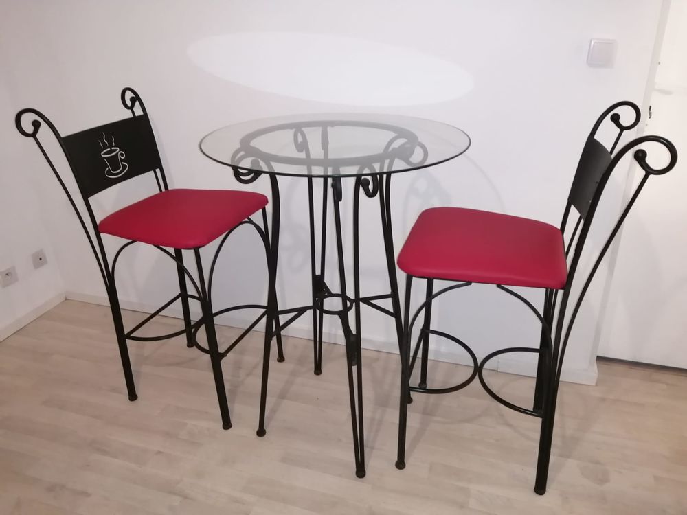 Table de bistrot avec deux chaises Meubles