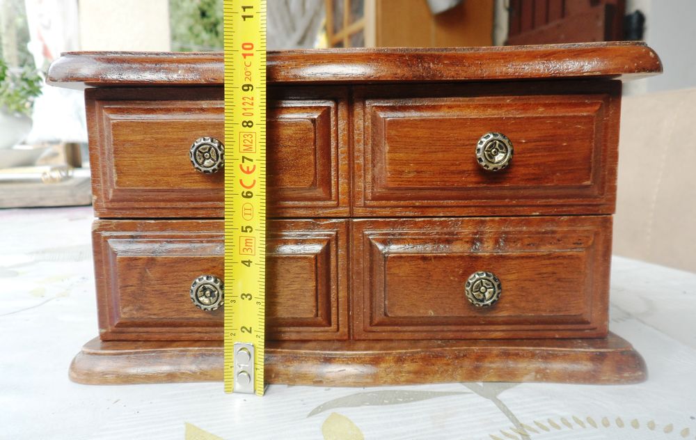 Tr&egrave;s joli petit coffret en bois vintage
18,50 x 12,50 x 10cm Décoration