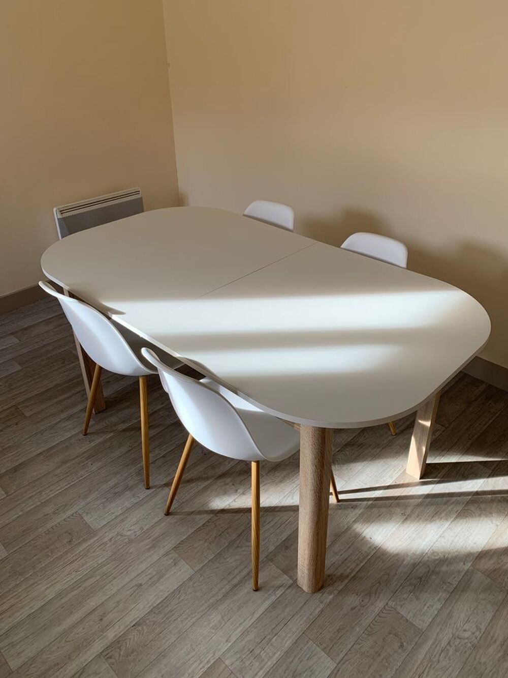 table en bois avec 4 chaises scandinaves Meubles