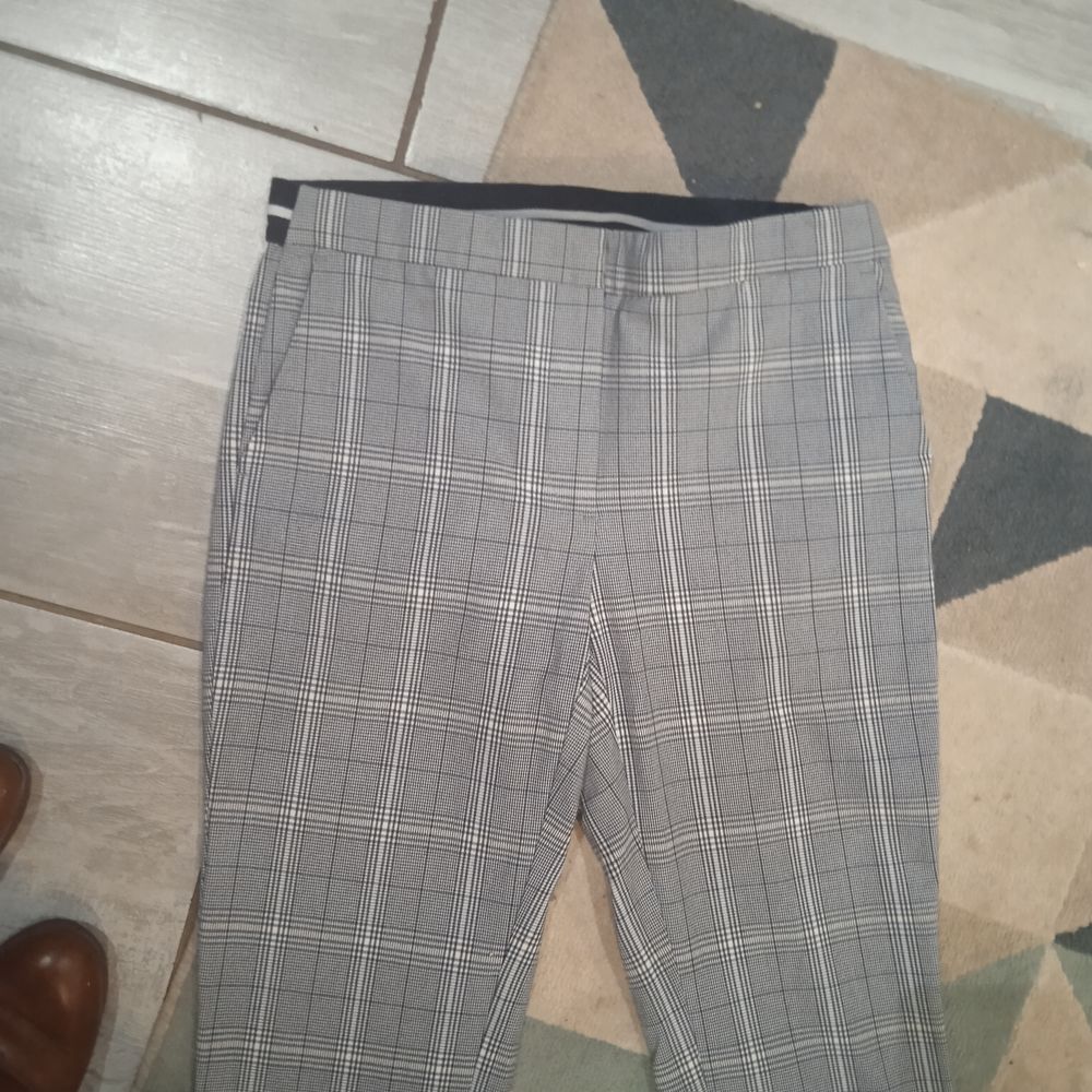 
Pantalon &agrave; carreaux gris fermeture agrafe et bouton Taille Vêtements