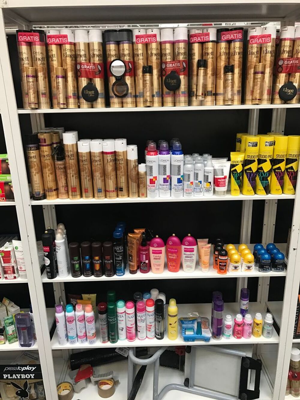 offre a une association divers stocks Maroquinerie