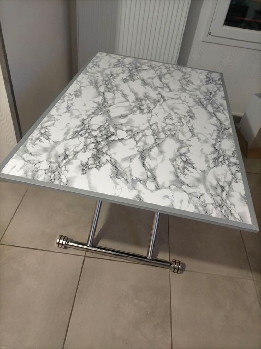 TABLE RELEVABLE Meubles