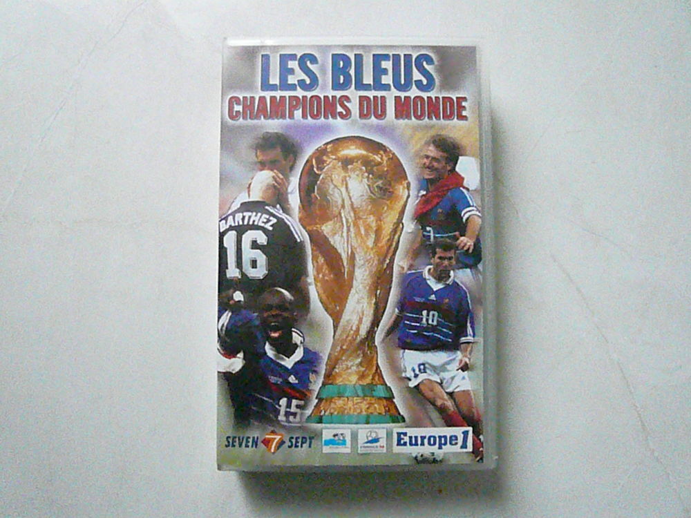 Cassette VHS " Les bleus champions du monde 1998 " Photos/Video/TV