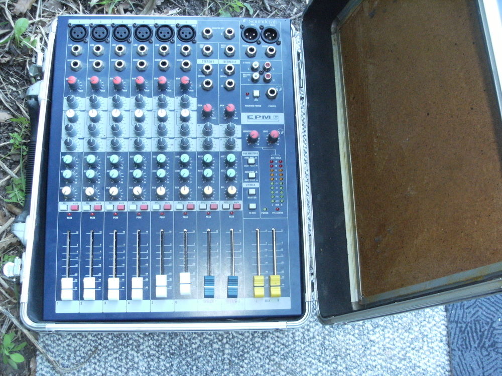 CONSOLE SOUNDCRAFT EM6 - AVEC SA VALISE/FLIGH Instruments de musique