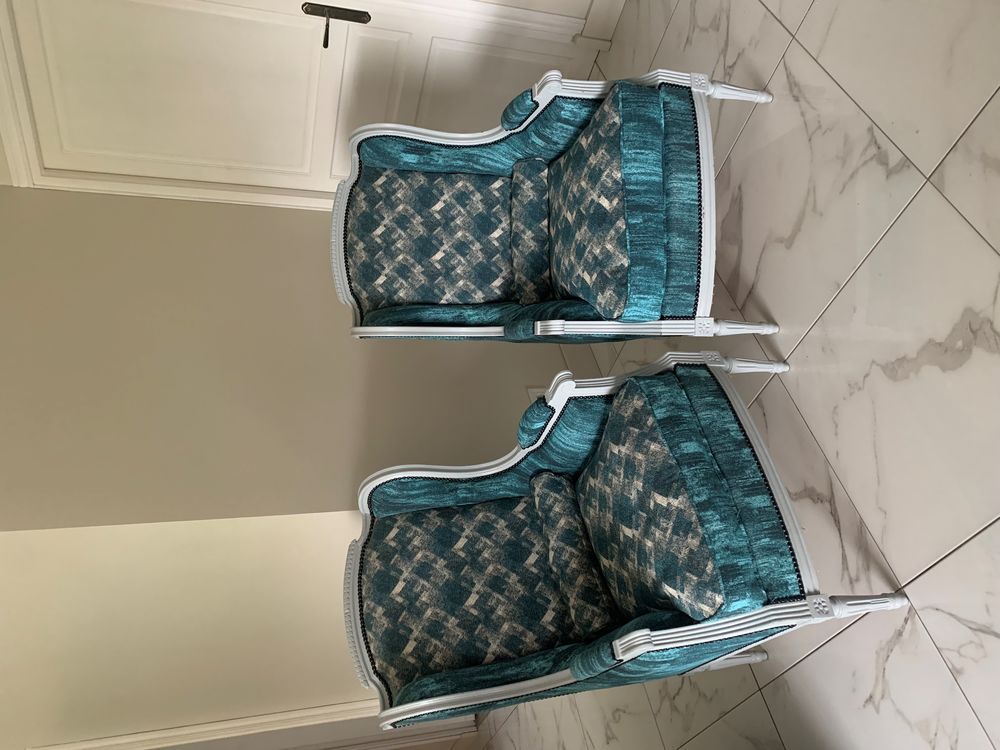 Paire de fauteuils &agrave; oreilles style Louis XVI Meubles