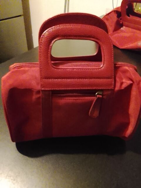 Lot sac et trousse de toilette rouges bon état 10 Toulon (83)