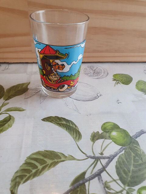 Verre Hong kong fou fou 
vintage 
made in france 
6 Aubvillers (80)