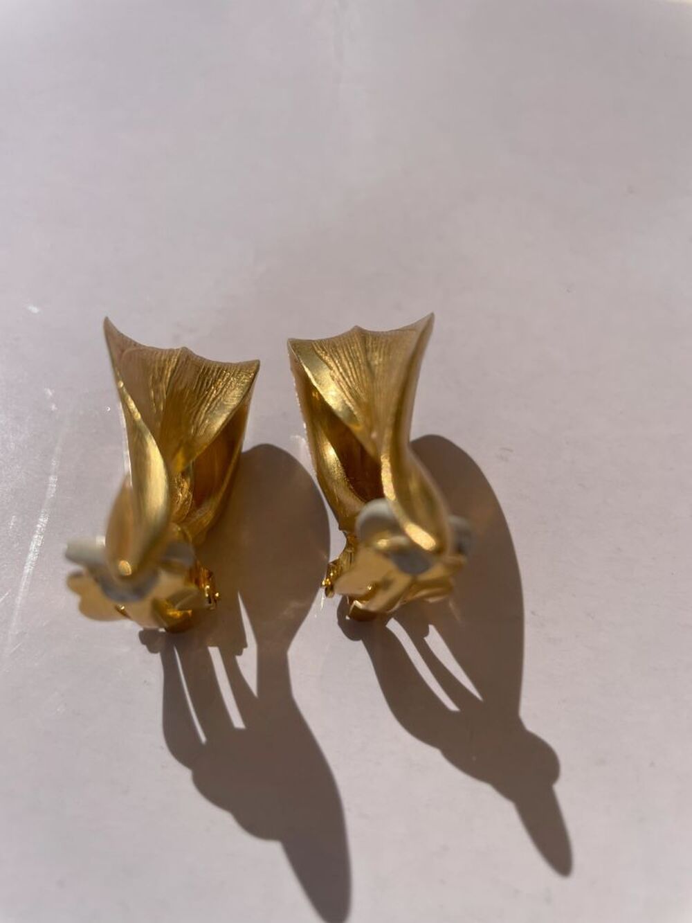 BO Clip dor&eacute;e feuille recourb&eacute;e ANTIGONA Bijoux et montres