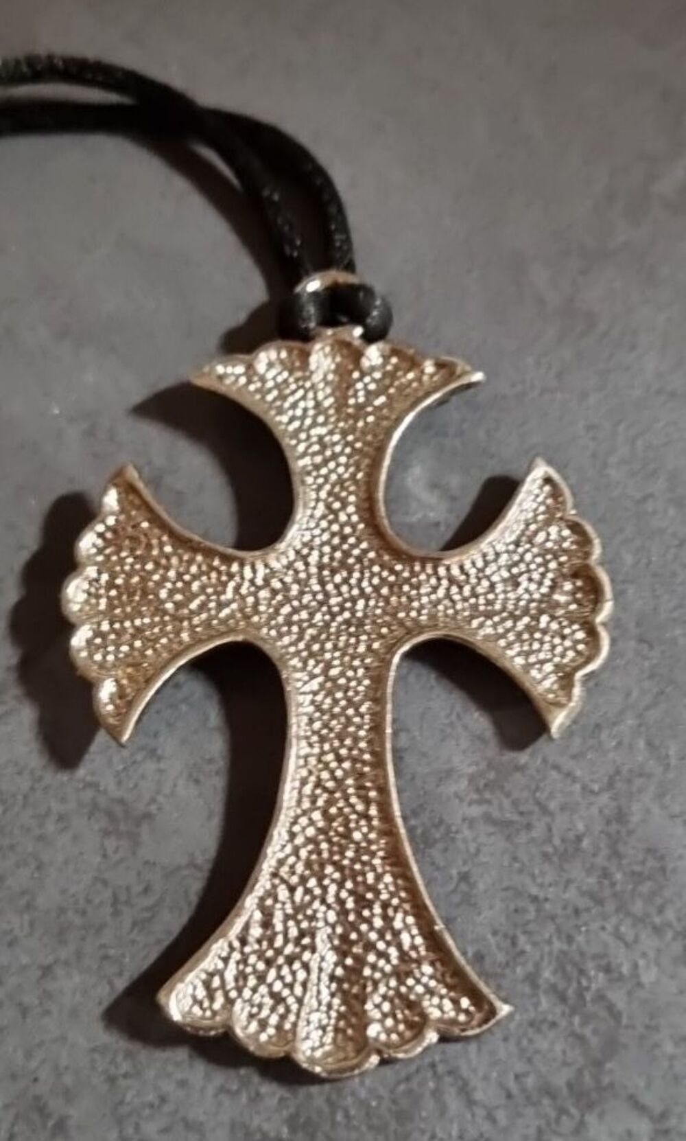 Tr&egrave;s jolie croix et son cordon en cuir Bijoux et montres
