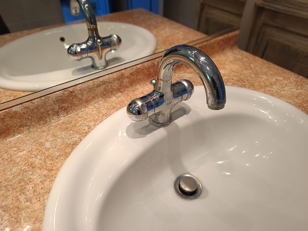 Meuble vasque avec robinet , miroir, et &eacute;clairage . Meubles