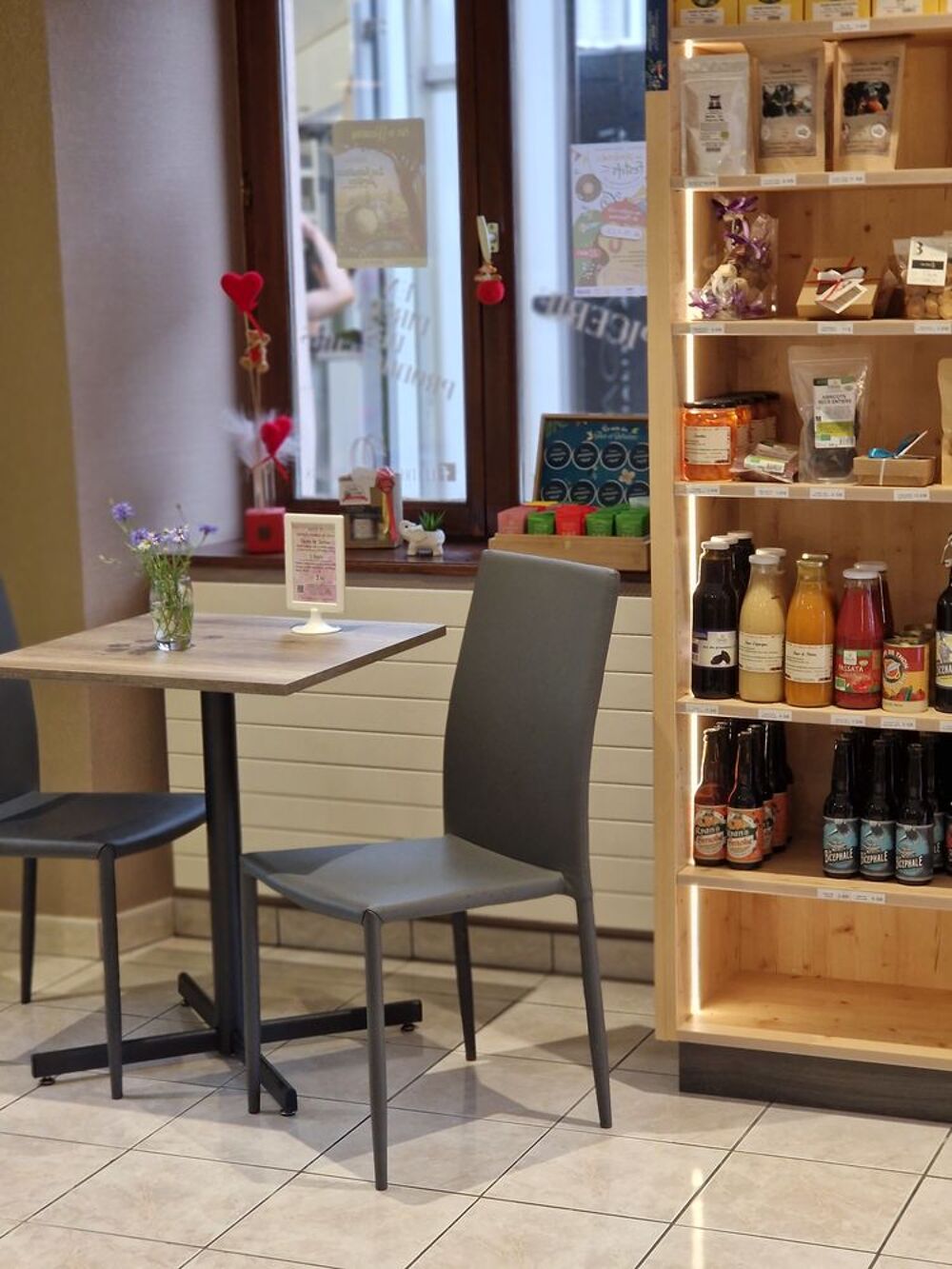 BELLE TABLE EN BOIS AVEC 2 CHAISES Meubles