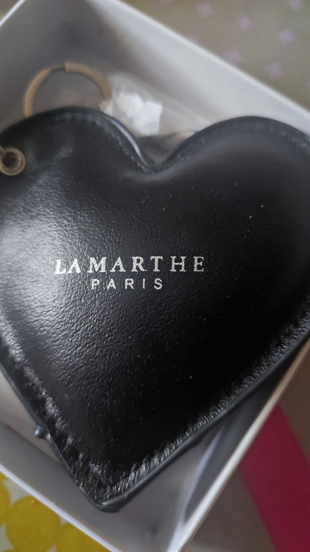 Porte-cl&eacute;s breloque pour sac en cuir v&eacute;ritable. Lamarthe Paris Maroquinerie