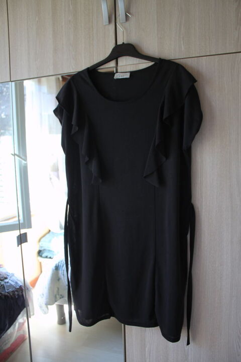 Robe noire sans manche  mIss Glammys taille L
10 Monceaux (60)