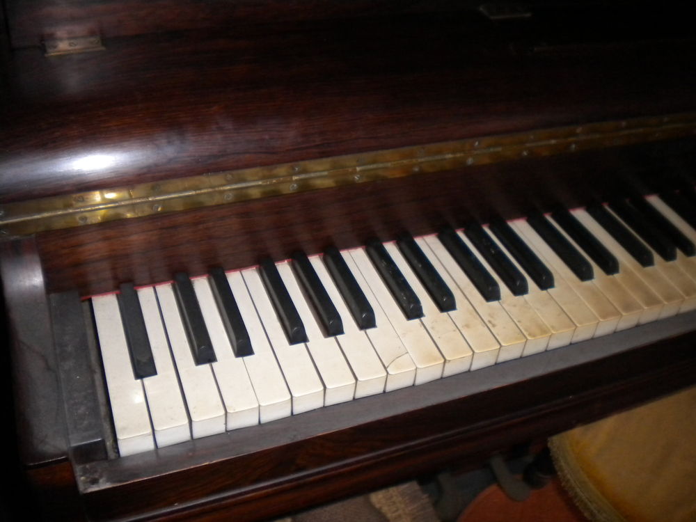 PIANO DROIT Instruments de musique