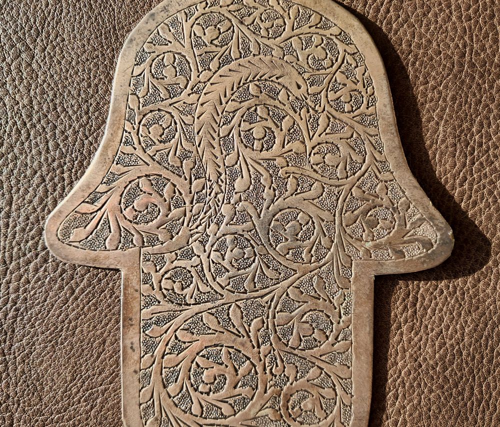 main de fatma en m&eacute;tal argent&eacute; travaill&eacute; d'arabesques grav&eacute;e Décoration