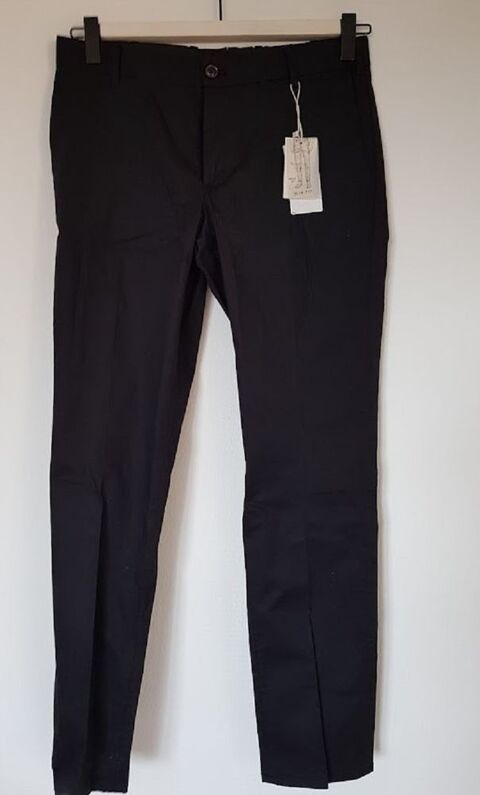 Pantalon noir slim fit, neuf, coton écologique
25 Malo Les Bains (59)