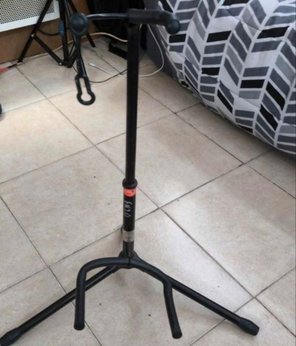 tr&eacute;pied pour guitare stagg Instruments de musique