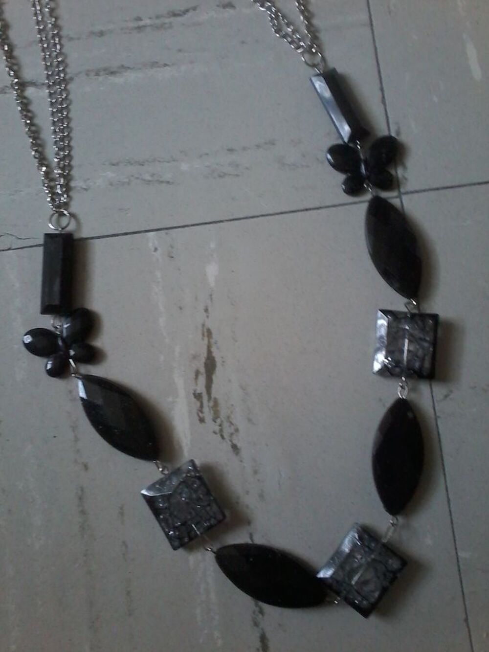 Collier fantaisie couleur noir et gris Bijoux et montres