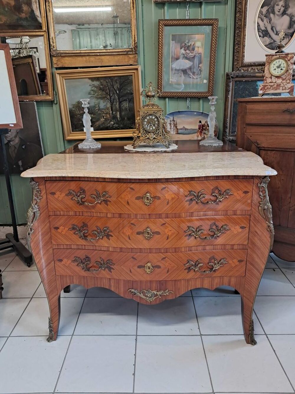 Commode galb&eacute;e en bois pr&eacute;cieux, style Louis XV Meubles