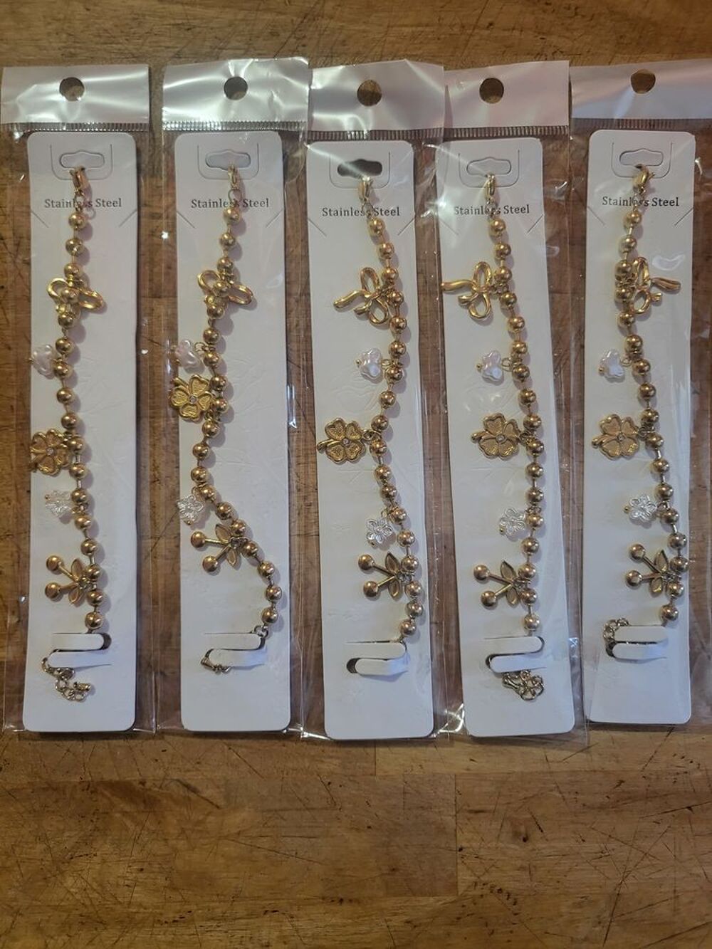 Coffret en parure en acier inoxydable 
Bracelets + Boucles 
Bijoux et montres