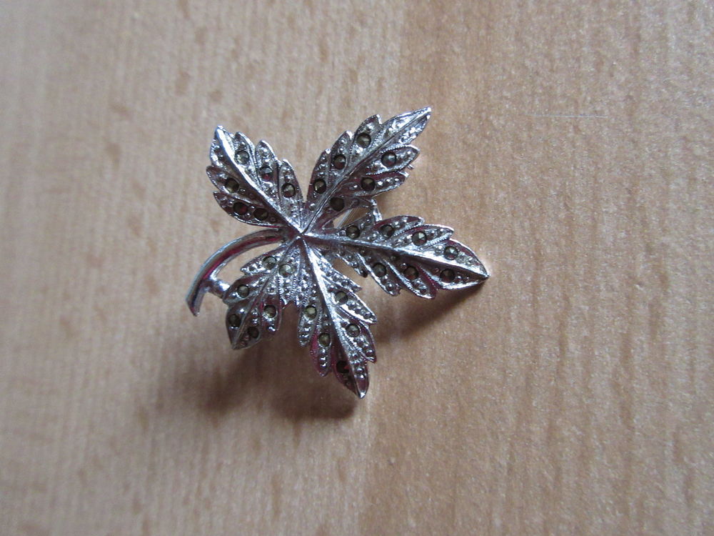 Broche en forme de feuille Bijoux et montres