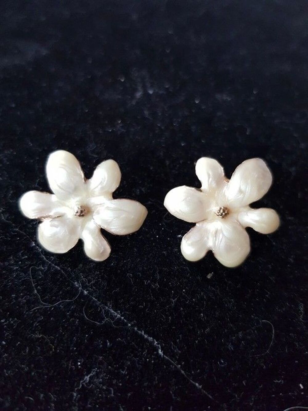 Boucles d oreilles fleurs nacr&eacute;e tres bon etat 2,5 cm de dia Bijoux et montres