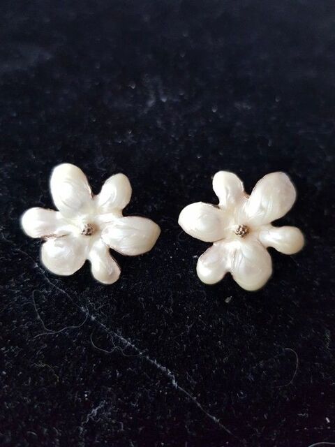 Boucles d oreilles fleurs nacr�e tres bon etat 2,5 cm de dia 3 Viriat (01)