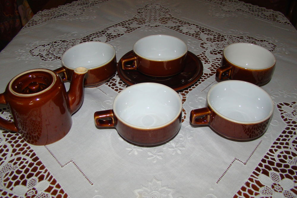 Ensemble de tasses, th&eacute;i&egrave;re bistrot - vintage ann&eacute;es 1970
Cuisine