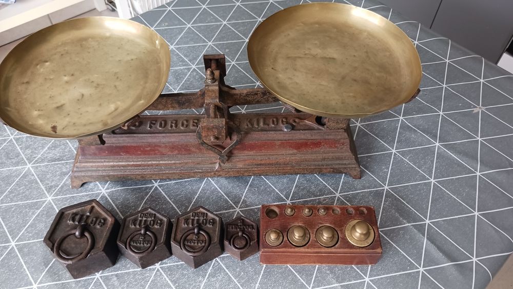 Balance &agrave; plateaux anciennes avec poids Décoration