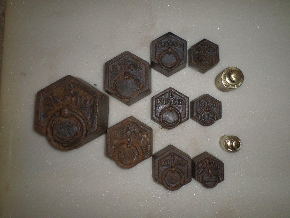 Ancienne balance et 11 poids Bricolage
