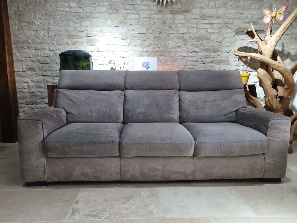 Canap&eacute; 4 places et pouf en bon &eacute;tat Meubles