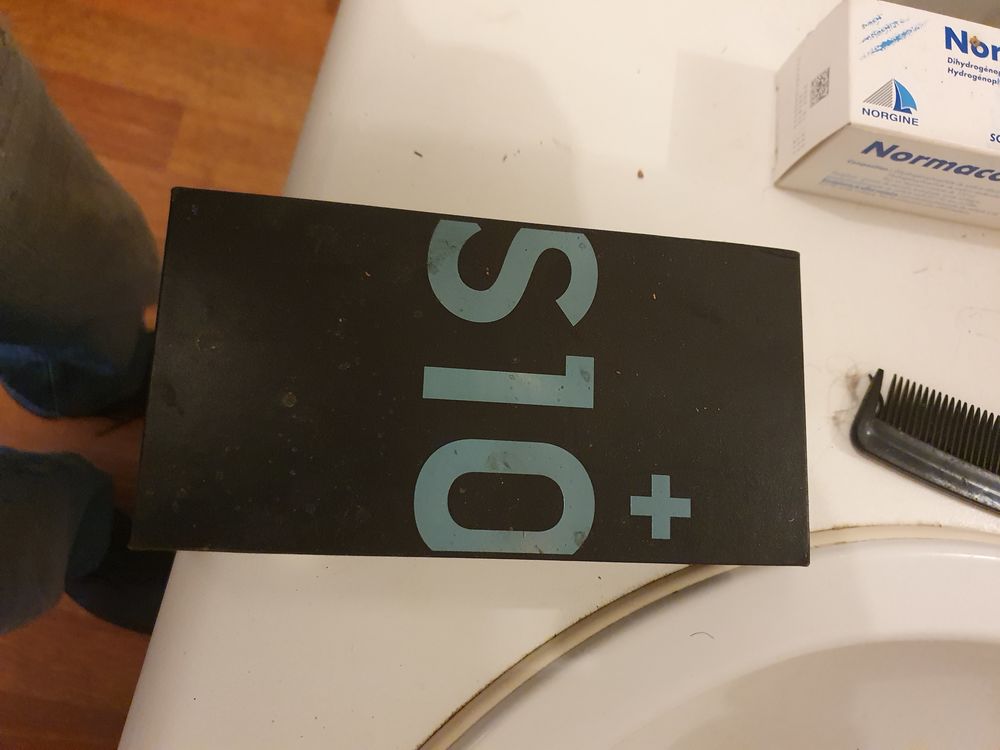 Samsung s10 + 450euro avec oreillettes agk en fibre Téléphones et tablettes
