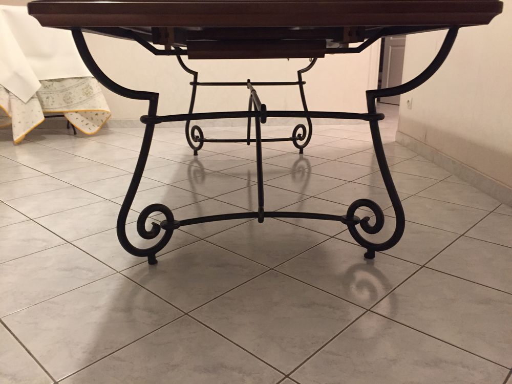 Table de salle &agrave; manger 
avec six chaises et coussins. Meubles