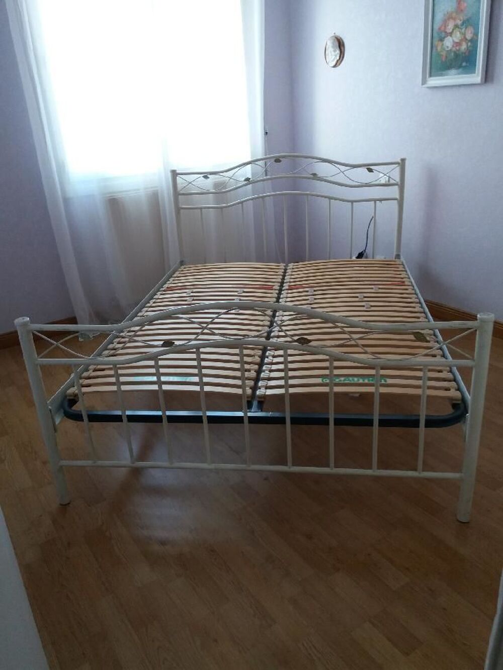 sommier &agrave; latttres
+lit en fer +2 chevets Meubles