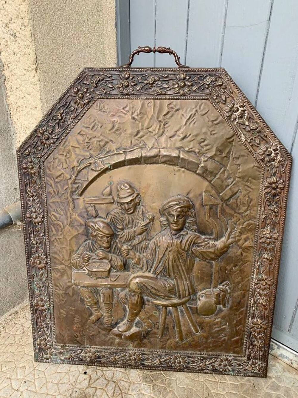 Plaque de devant de chemin&eacute;e en cuivre laiton en bon &eacute;tat Décoration