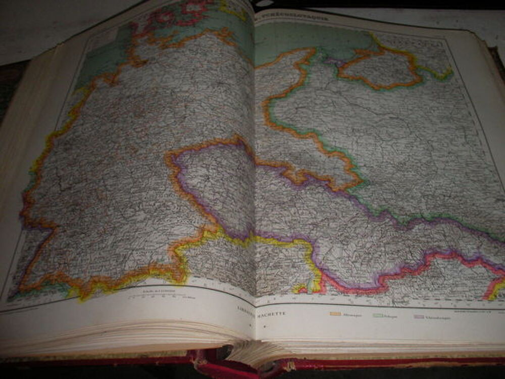 ATLAS UNIVERSEL DE GEOGRAPHIE. Livres et BD