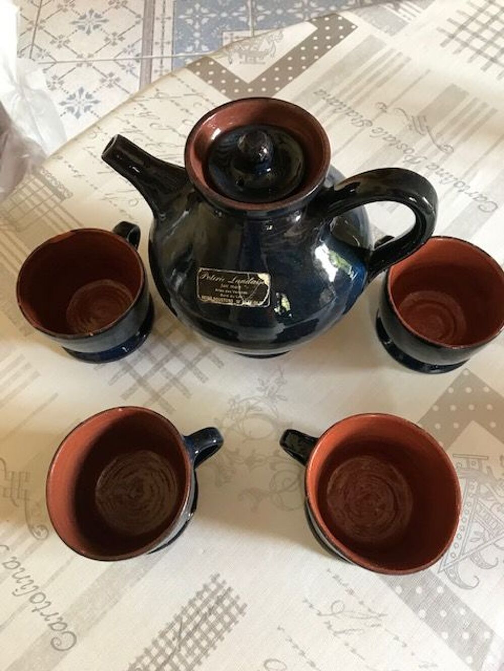 service &agrave; th&eacute; bleu fonc&eacute; en poterie landaise. Cuisine