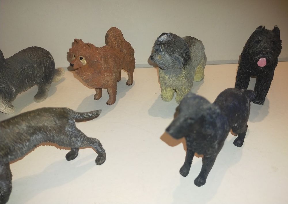s&eacute;rie 4 - figurines chiens (2e pce)
