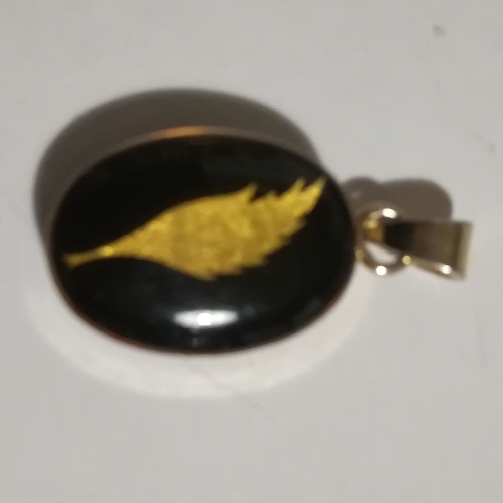 Pendentif ancien avec une feuille d'or, verre &eacute;glomise Bijoux et montres