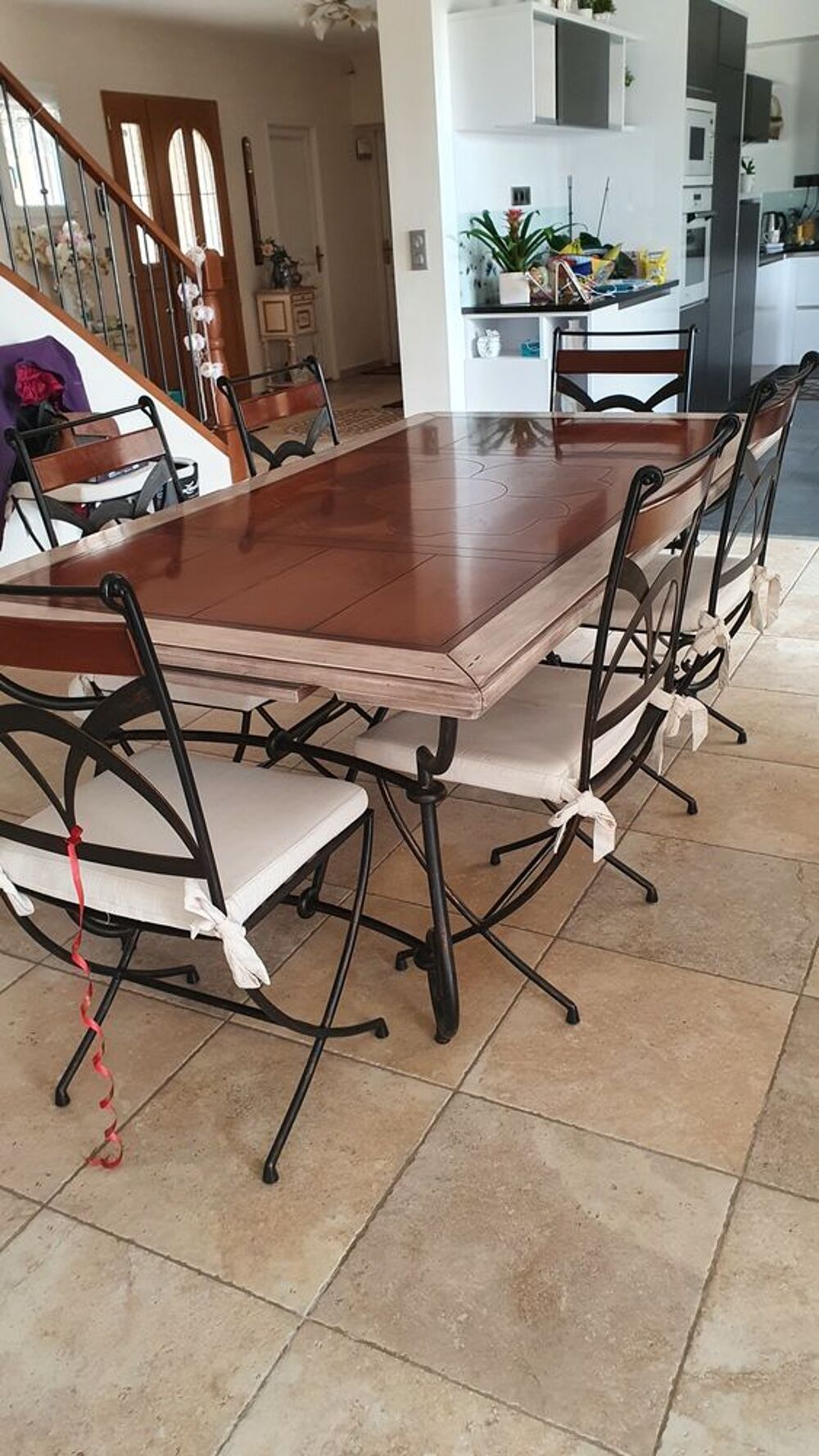 Table SaM et 8 chaises Meubles