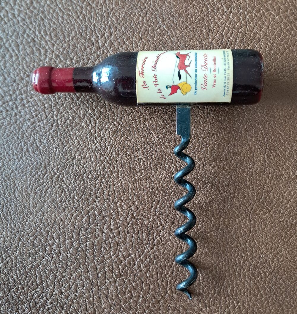 tire bouchon publicitaire 
bouteille de vin rouge 

