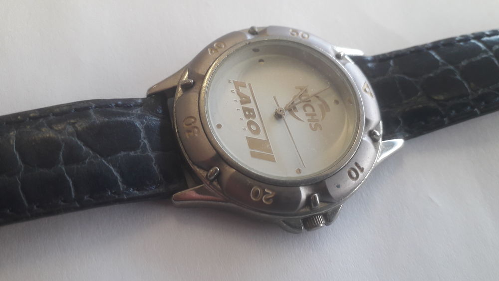 LOT DE 8 MONTRES MARQUES DIVERSES Bijoux et montres