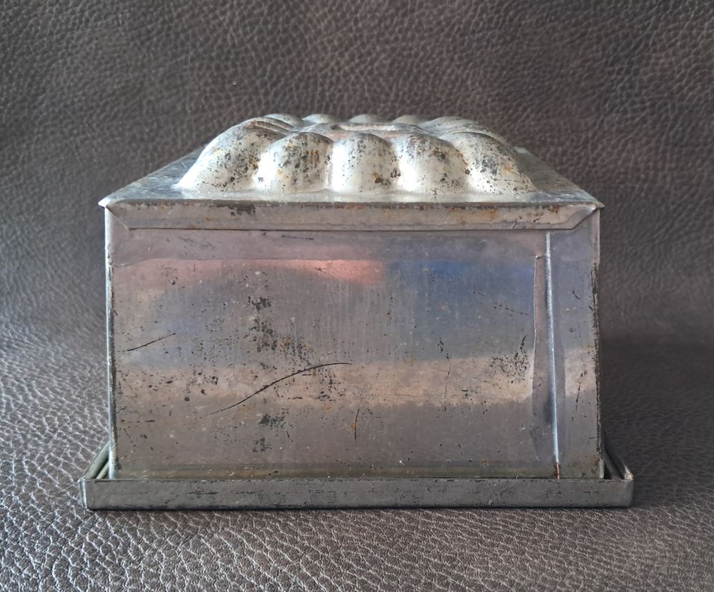 ancien moule &agrave; glace, ou entremets en fer blanc. 