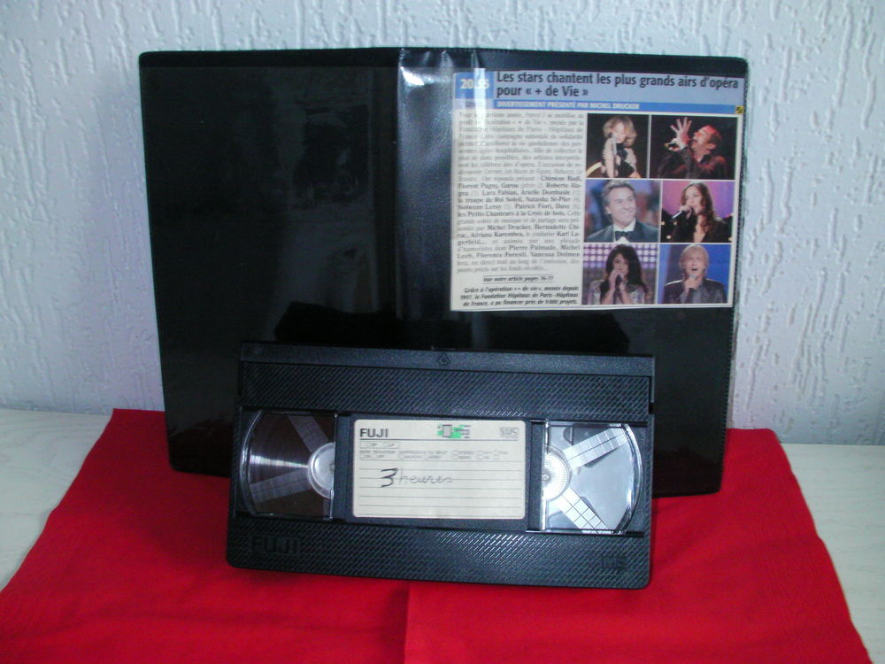 K7 VHS ou DVD &quot;LES STARS CHANTENT L'OPERA&quot; DVD et blu-ray