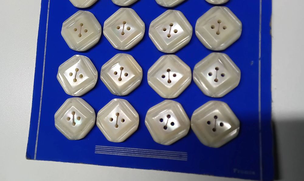 24 boutons mercerie vintage nacre v&eacute;ritable " GRAND CHIC" Maroquinerie