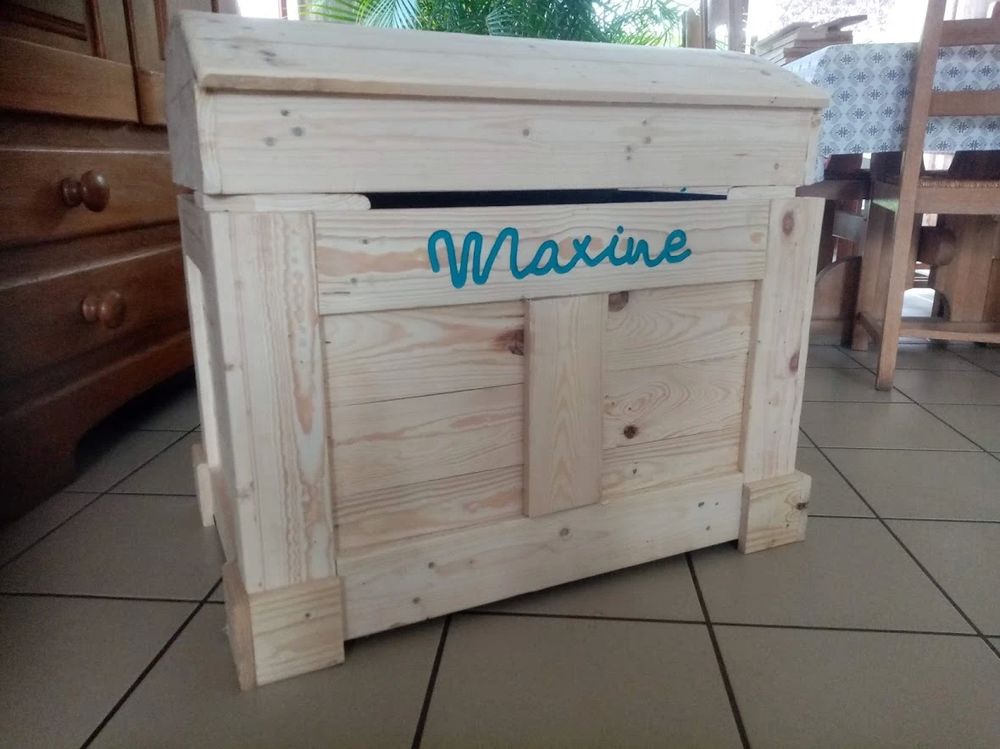 Coffre a jouets. Puériculture