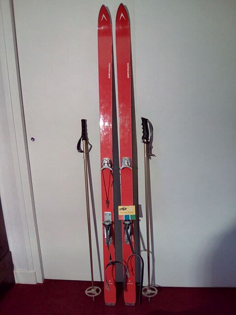 UNE PAIRE DE SKIS   TRIGANO   + BÂTONS des années 60
27 Gannat (03)