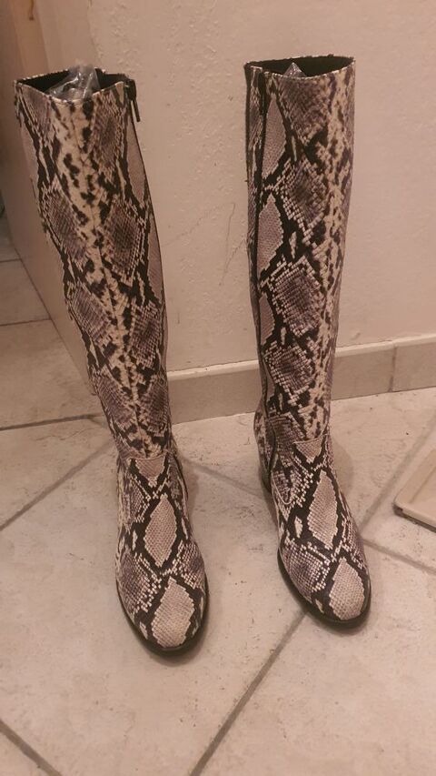 Bottes en cuir marque GABOR , neuve colori gris, taille 37,5 110 Toulon (83)