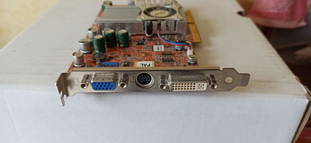 Carte graphique ASUS 9600XT Matériel informatique