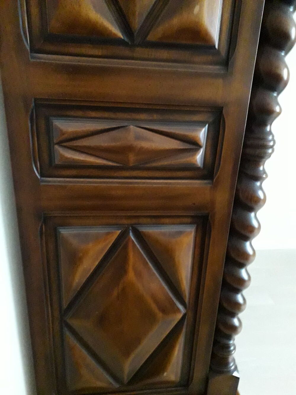 Armoire style Louis XIII avec un chevet Meubles